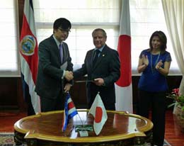 Embajador con el Canciller y la Presidenta de Costa Rica
