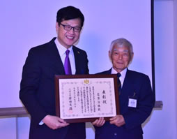 El Embajador del Japón, Mamoru Shinohara, entregó el certificado de reconocimiento del Ministro de Asuntos Exteriores de Japón, Sr. Fumio Kishida, al Sr. Haruo Iwasawa