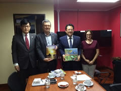 El Embajador del Japón en Costa Rica, Mamoru Shinohara, Ministro de Ambiente y Energía de Costa Rica, Edgar Gutiérrez y Ministro de Estado de Medio Ambiente de Japón, Yoshihiro Seki y la Viceministra de Ambiente y Energía de Costa Rica, Irene Cañas.