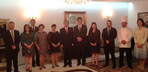 el Sr. Embajador de Japón, Mamoru Shinohara, el Sr. Secretario general de FLACSO, Adrián Bonilla, los participantes costarricenses y entre otros