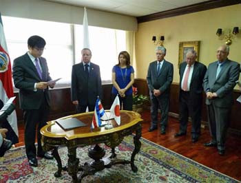 autoridades presentes al canje de notas