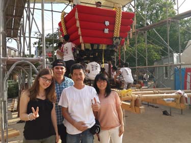 con la familia japonesa con omikoshi