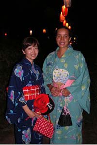 con una amiga vestidas de yukata