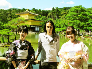 en kinkakuji con japonesas vestidas de yukata