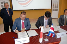 Firma de Convenio por parte del Sr. Mamoru Shinohara, Embajador del Japón y el Sr. Henry Núñez, Presidente del Comité Olímpico Nacional de Costa Rica