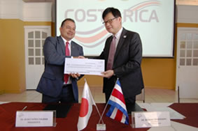 El Embajador del Japón, Mamoru Shinohara, hace entrega del cheque por el monto de 83.137 dólares, al Sr. Henry Núñez de Presidente de Comité Olímpico Nacional