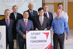El Embajador del Japón, Mamoru Shinohara; el Presidente del Comité Olímpico, Henry Núñez; el Presidente de la Federación de Boxeo, Rafael Vega; el Presidente de la Federación de Esgrima, Luis A. Cruz; el Presidente de la Federación de Gimnasia, Javier González; el Presidente de la Federación de Natación, Ángel Herrera; y el Presidente de la Federación de Tenis de Mesa, Alexander Zamora
