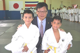 (Embajador Shinohara y niños judokas)