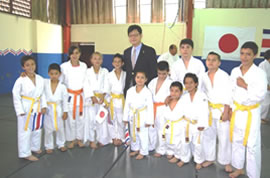(Embajador Shinohara y niños judokas)