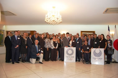 (Embajador Shinohara y los asistentes)