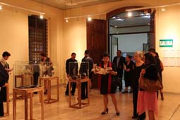 invitados disfrutan de las artesanías