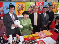 （Embajador Shinoara, Profesora Córdoba Y Embajador de Corea Chun Young Wook en el stand de la Embajada del Japón)