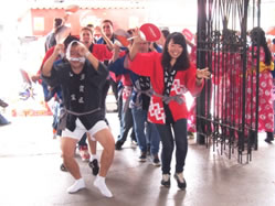 （Baile Awa Odori por los estudiantes de la UNA