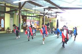 presentación de baile de parte de los estudiantes de la Escuela Japonesa