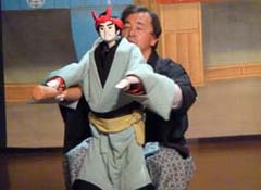 señor nishikawa Koryu manejando el títere
