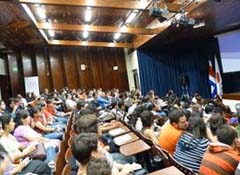 auditorio lleno de la UNA