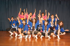 (Presentación del baile típico por los estudiantes de la UNA)