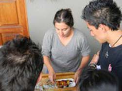 venta de comida japonesa hecha por los ticos