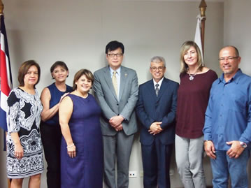 Embajador y acuarelistas costarricenses