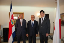 El Canciller a.i., Sr. Alejandro Solano, el Vicepresidente de la República, Sr. Helio Fallas y el Embajador del Japón, Mamoru Shinohara