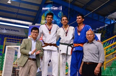 Embajador Shinohara y Sensei Mino entregaron las medallas en la Premiación de la categoría Juvenil