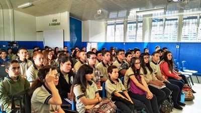 (Estudiantes con mucha atención)