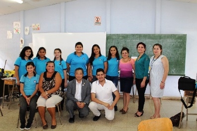 (Vicealcaldesa, Directora del Liceo y los miembros del Club de Arte)