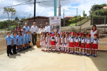 Foto grupal con los estudiantes de la escuela prescolar