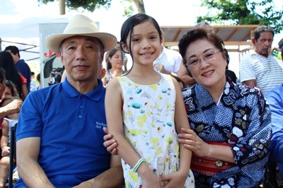 Sres. Ito con una niña que asistió al evento