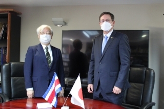 Embajador KOMATSU y Dr. Macaya, Presidente Ejecutivo de la CCSS