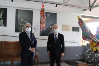 Embajador (der) y Rector con mil grullas