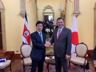 Sr. Nishimura con el presidente Chaves