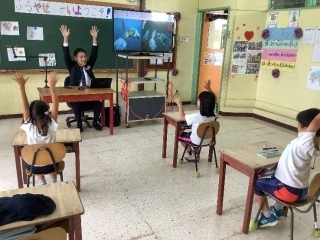 Estudiantes de la Escuela comparten con el señor Furuya