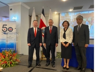 Desde la izquierda, el embajador ARIYOSHI, el canciller André, la vicepresidenta senior MIYAZAKI y el director de JICA Costa Rica YOSHIDA