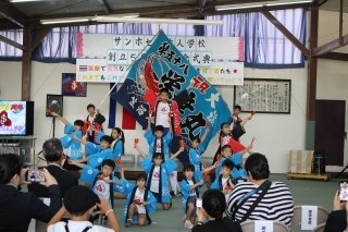 踊る子どもたち