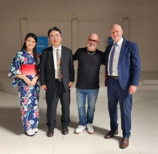 (desde la izq.)Encargada cultural Srta. ITO, Encargado de Negocio a. i Sr. Matsumoto, actor de doblaje Sr. Miguel Botello(Simpsons, etc.), Vicepresidente Brunner