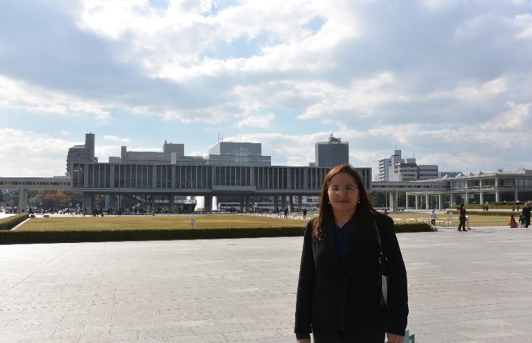 2013年、日本の外務省の戦略的実務者招へい制度で広島平和記念資料館を訪れたイアリー・ゴメス氏