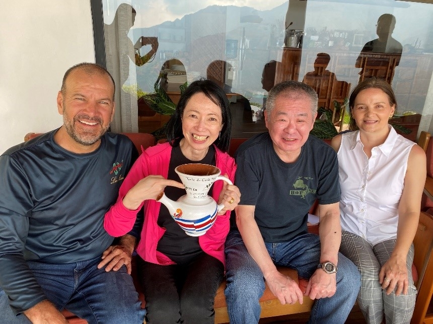 Embajador ARIYOSHI y su esposa Rica, junto con el señor Harry Odio y su esposa