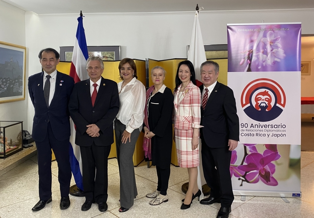 (Desde izquierda, Sr, NOGUCHI, Canciller André y su esposa, Viceministra Peralta, Embajador ARIYOSHI y su esposa)