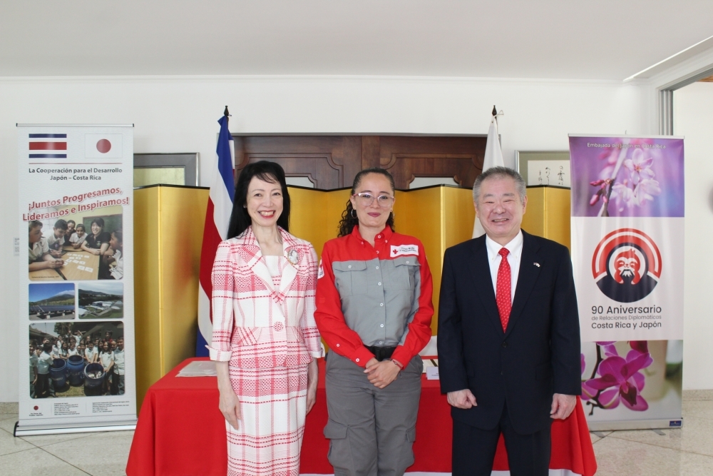 Gobierno japonés entrega donación a la Cruz Roja Costarricense para la compra de una ambulancia