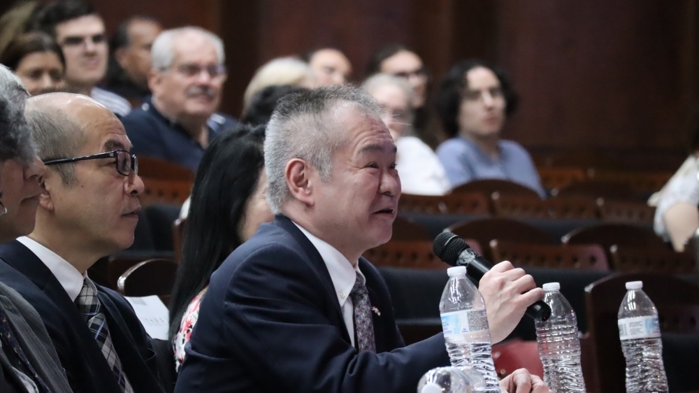 Embajador hace preguntas