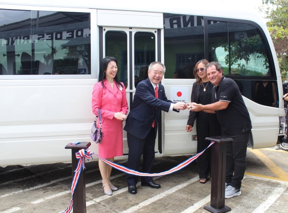 Embajador ARIYOSHI hizo entrega del bus escolar adaptado a las autoridades del Centro Educativo: