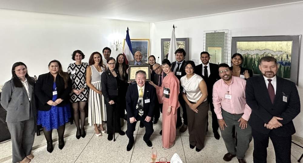 La Embajada del Japón entrega el Reconocimiento del Ministerio de Asuntos Exteriores del Japón a la Asociación de Exbecarios de Monbukagakusho de Japón