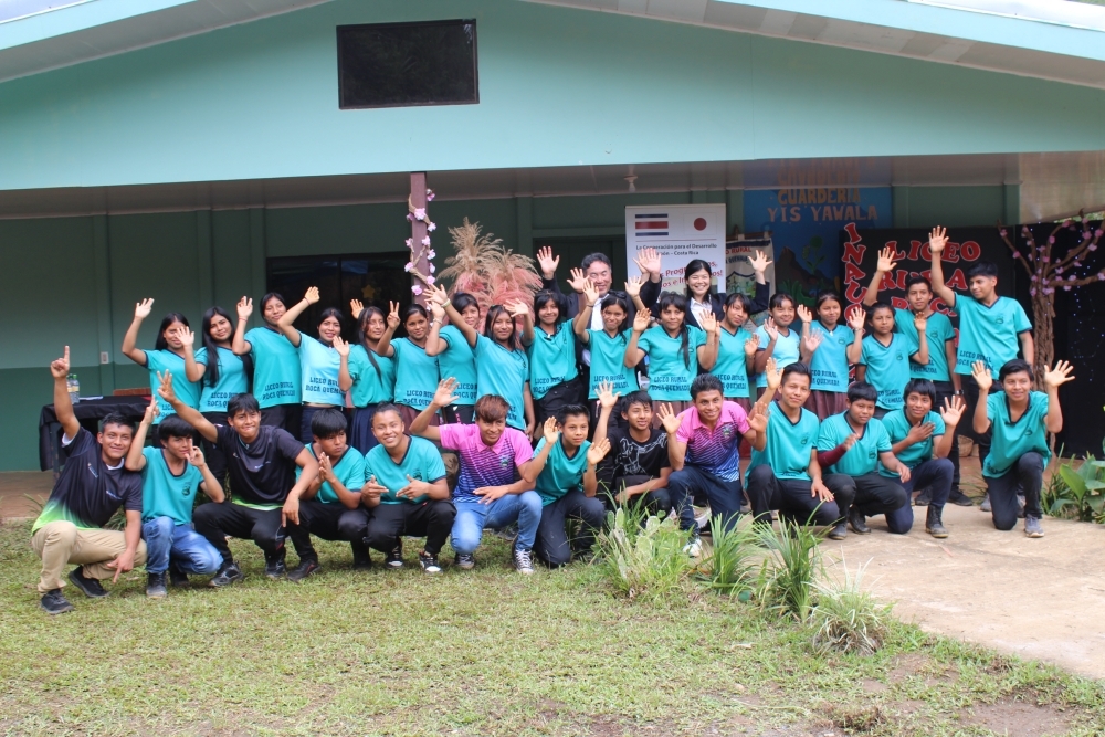 Embajada del Japón entrega albergues al Liceo Rural Roca Quemada en territorio Indígena Cabécar