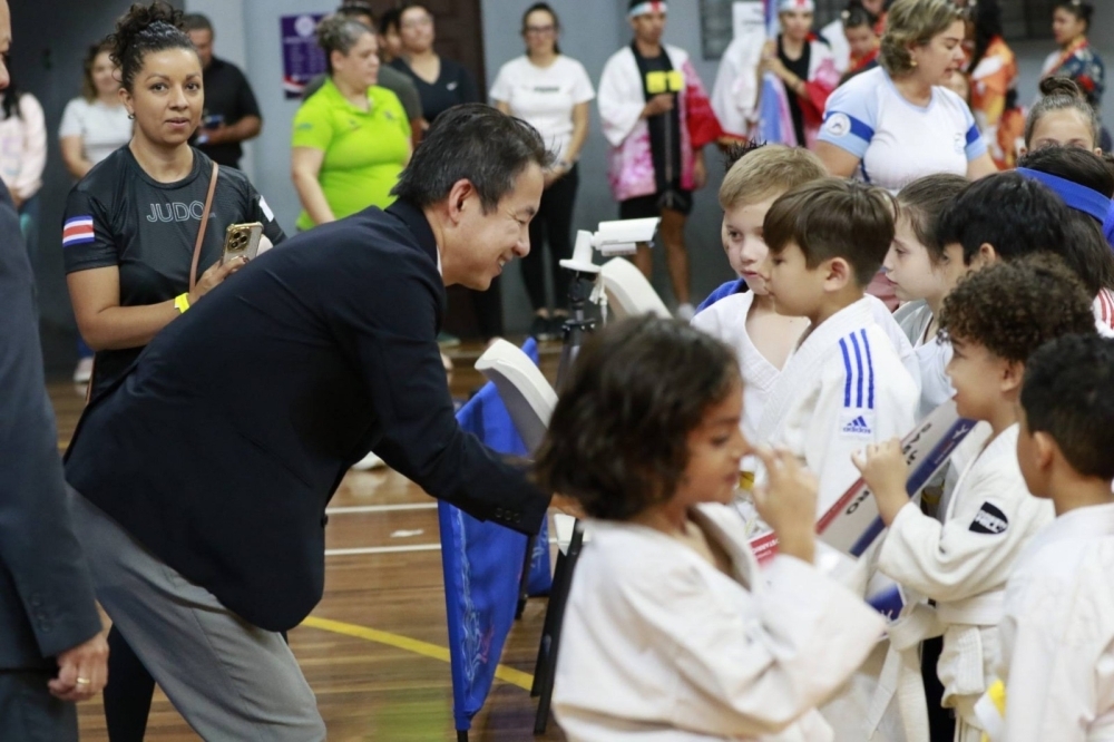 Niños saludando al embajador