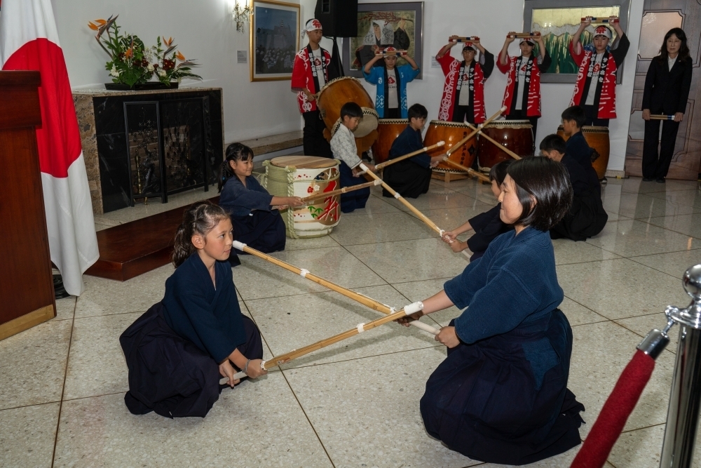 Demostración de tambores y kendo por la Escuela Japonesa 