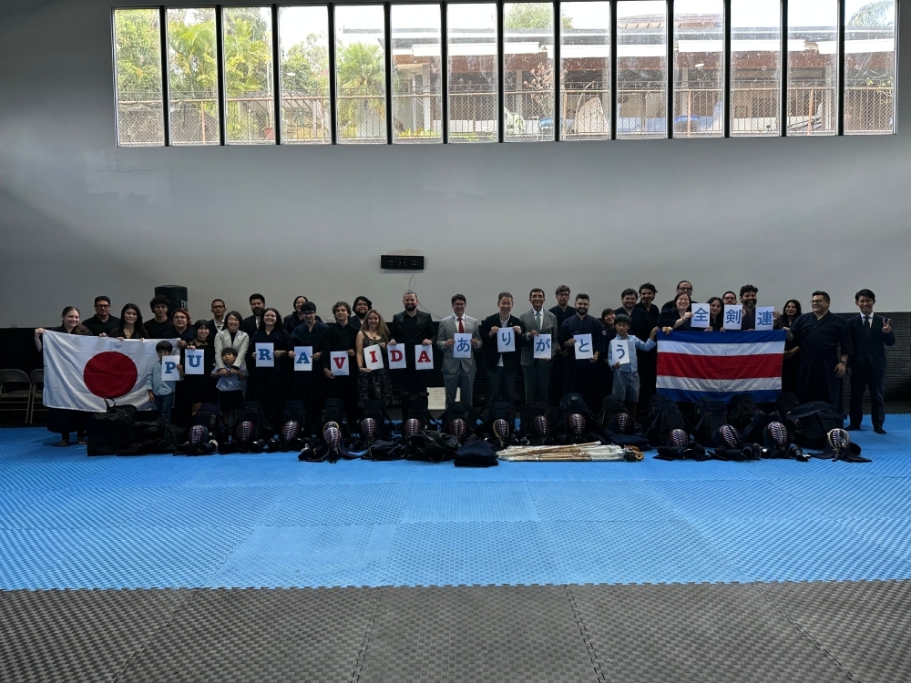 Donación de equipos de kendo y ceremonia de recepción