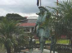 estatua de momotaro