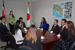 同式典は在コスタリカ日本国大使館内で開催。被供与団体関係者および当館職員が参加。