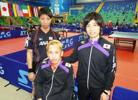 Sr. Yoshida, Sr, Tateishi (atletas) y el entrenador Tateishi (izq a der)